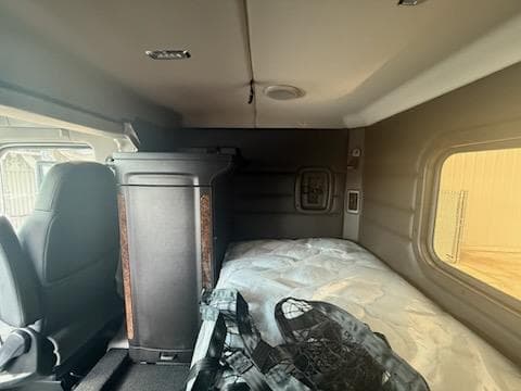 2027 Peterbilt 589 — photo 8