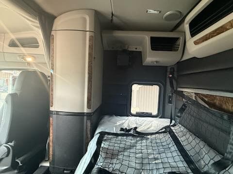 2027 Peterbilt 589 — photo 7