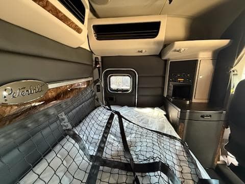 2027 Peterbilt 589 — photo 9