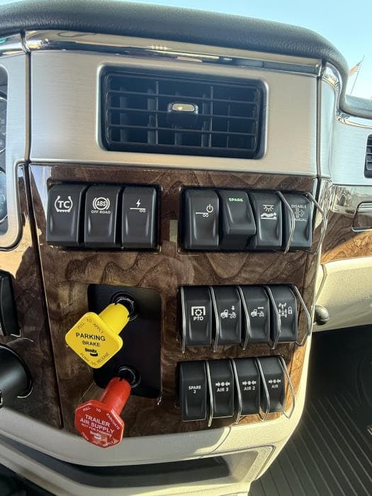 2027 Peterbilt 589 — photo 27