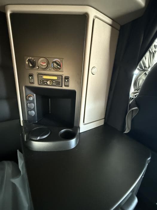 2027 Peterbilt 589 — photo 35