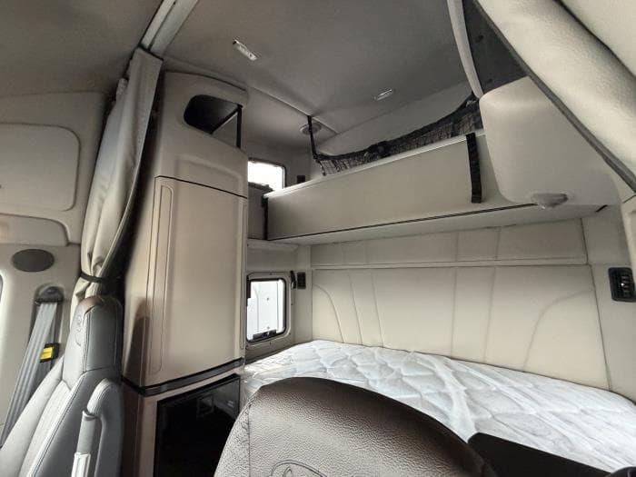 2027 Peterbilt 579 — photo 15
