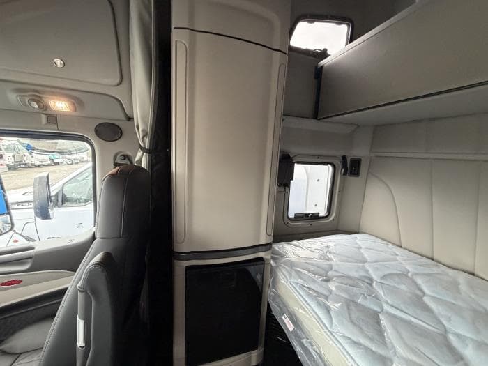 2027 Peterbilt 579 — photo 17