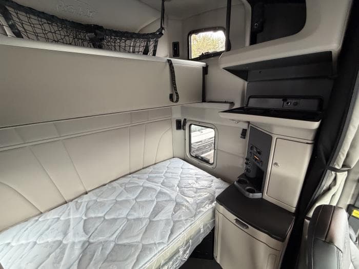 2027 Peterbilt 579 — photo 18