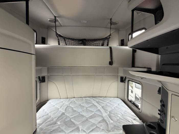 2027 Peterbilt 579 — photo 19