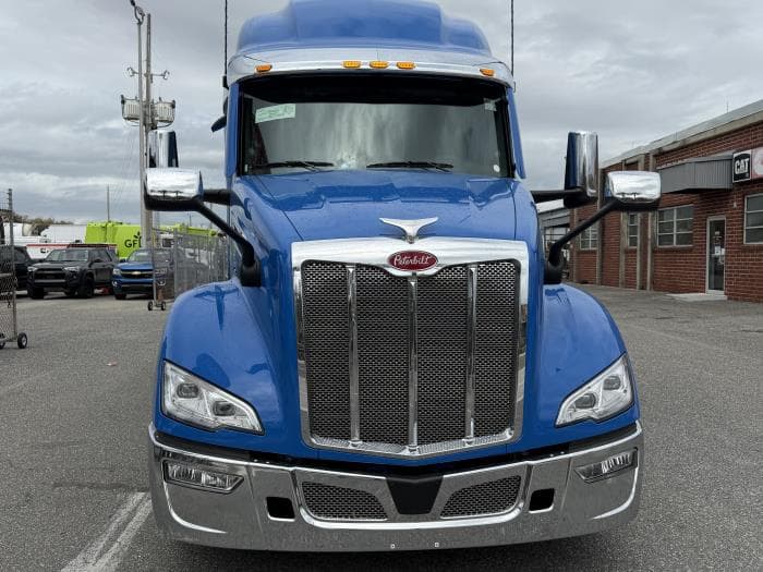 2027 Peterbilt 579 — photo 9