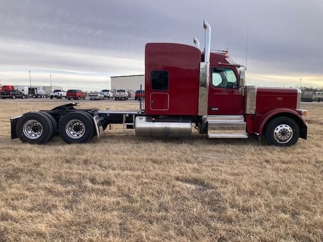 2027 Peterbilt 589 — photo 9