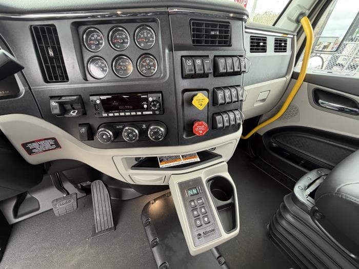 2027 Peterbilt 589 — photo 17