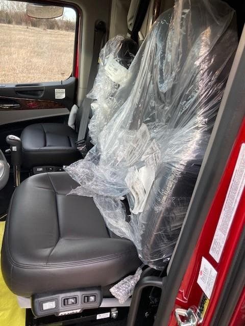 2027 Peterbilt 589 — photo 13