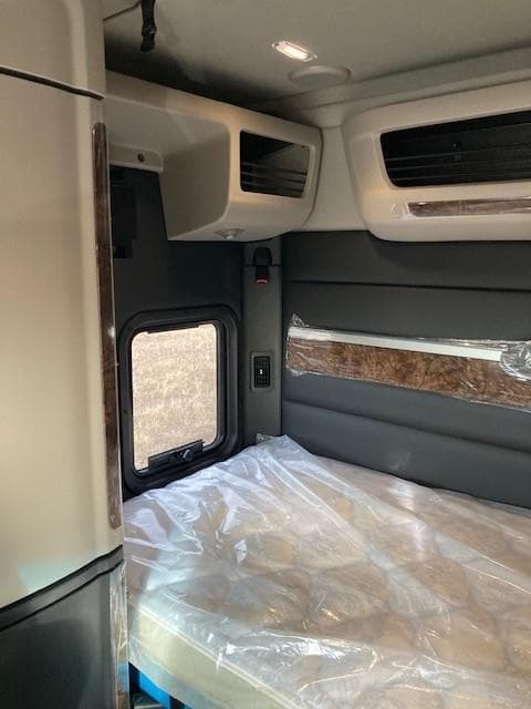 2027 Peterbilt 589 — photo 14