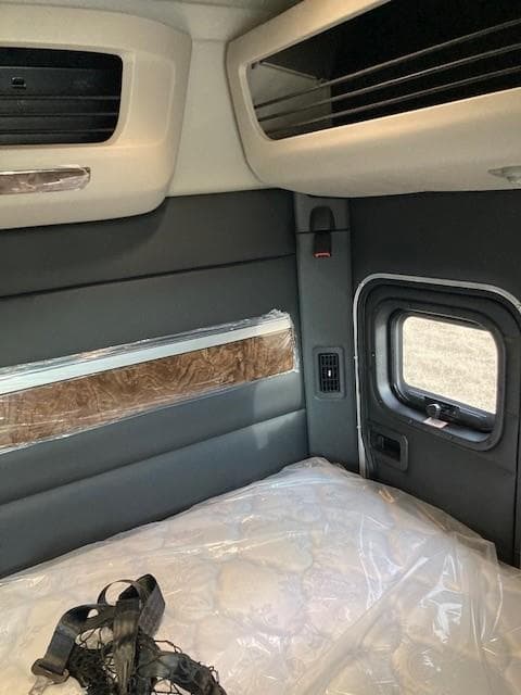 2027 Peterbilt 589 — photo 16