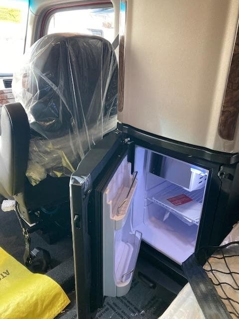 2027 Peterbilt 589 — photo 17