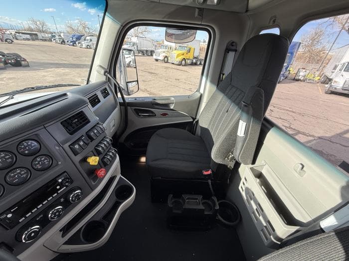 2027 Peterbilt 567 — photo 12