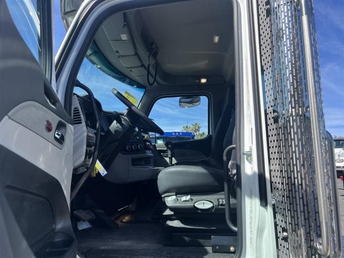2025 Peterbilt 567 — photo 17