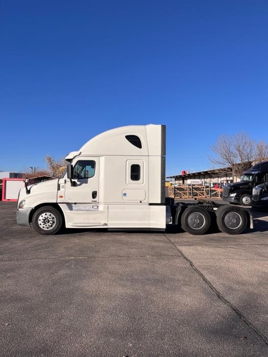 2020 Freightliner Cascadia — photo 3