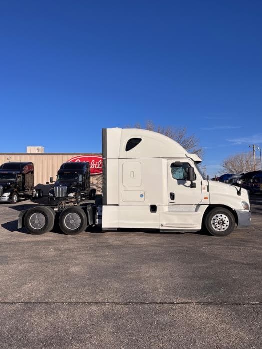 2020 Freightliner Cascadia — photo 6