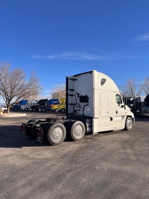 2020 Freightliner Cascadia — photo 7
