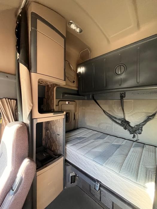 2020 Freightliner Cascadia — photo 10