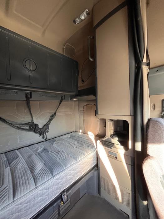 2020 Freightliner Cascadia — photo 13