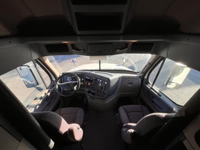 2020 Freightliner Cascadia — photo 15