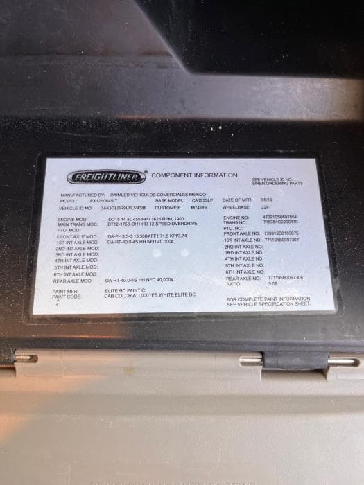 2020 Freightliner Cascadia — photo 27