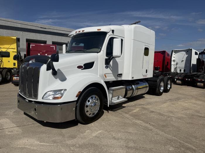 2022 Peterbilt 579 — photo 2