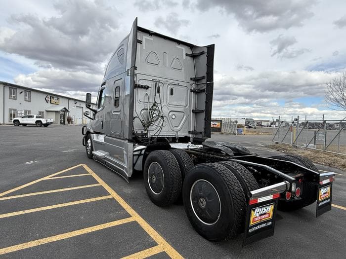 2022 Freightliner Cascadia — photo 4