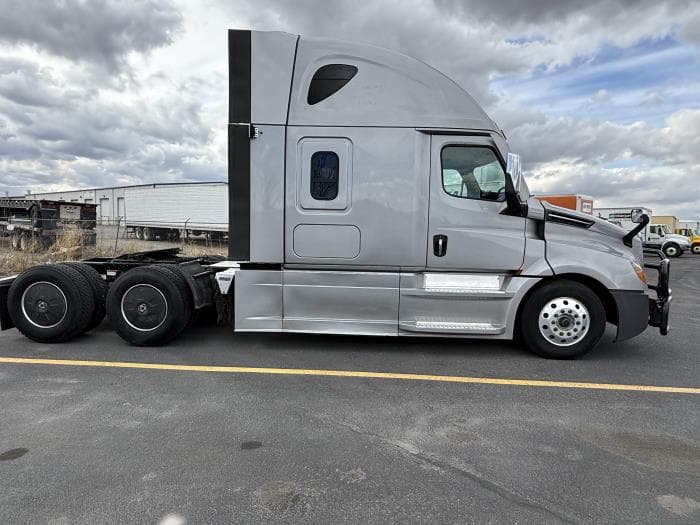 2022 Freightliner Cascadia — photo 7