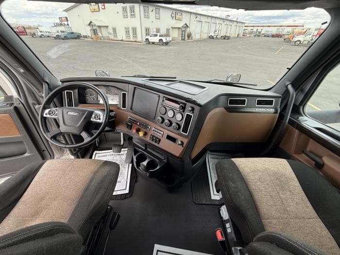 2022 Freightliner Cascadia — photo 13