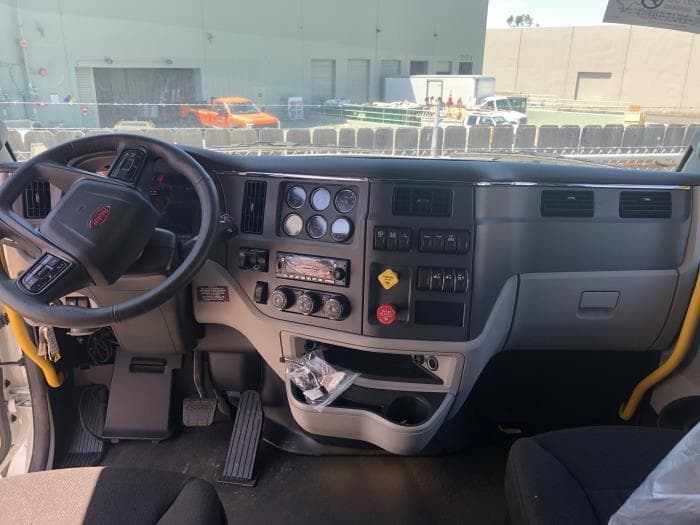 2024 Peterbilt 579 — photo 2