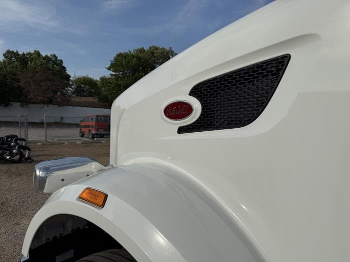 2027 Peterbilt 567 — photo 15