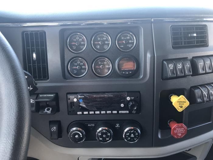 2025 Peterbilt 579 — photo 8