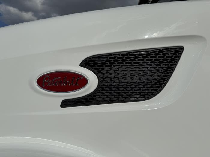 2027 Peterbilt 567 — photo 16