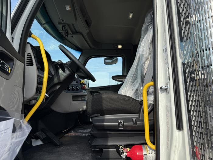 2027 Peterbilt 567 — photo 28