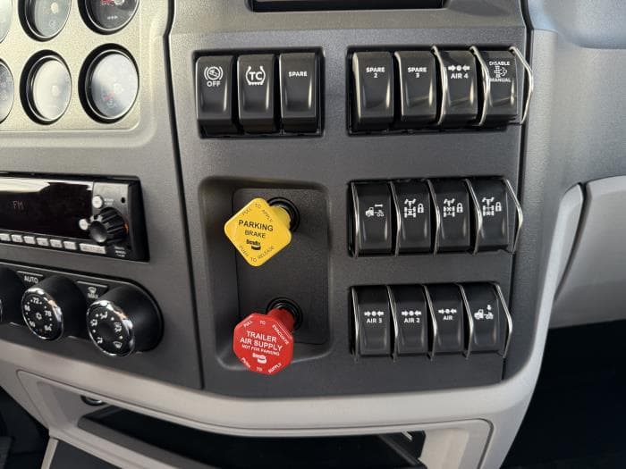 2027 Peterbilt 567 — photo 36