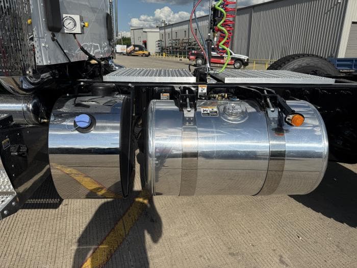 2027 Peterbilt 567 — photo 29