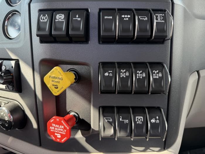 2027 Peterbilt 567 — photo 41