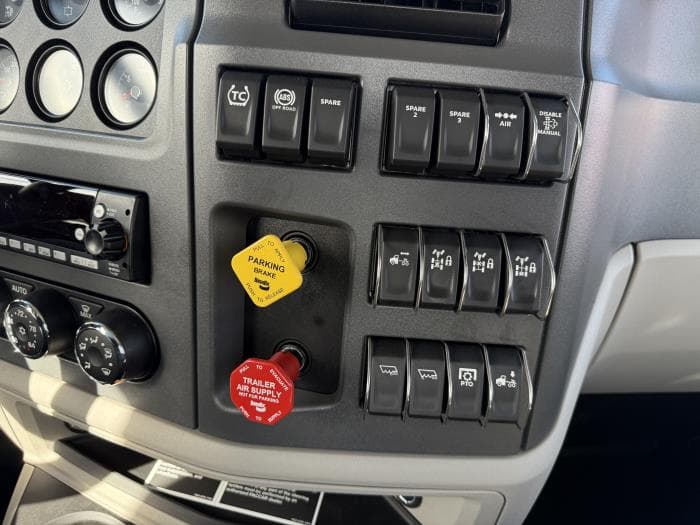 2027 Peterbilt 567 — photo 10