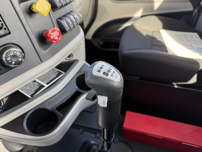 2027 Peterbilt 567 — photo 11