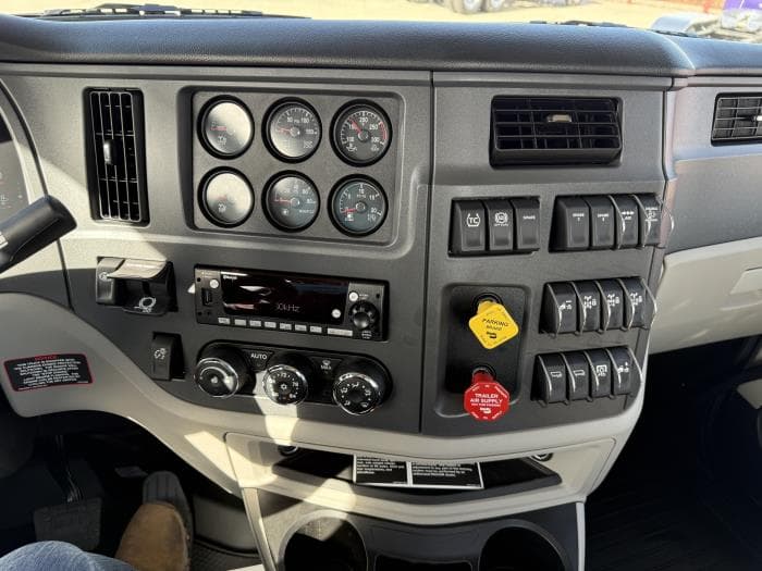 2027 Peterbilt 567 — photo 10