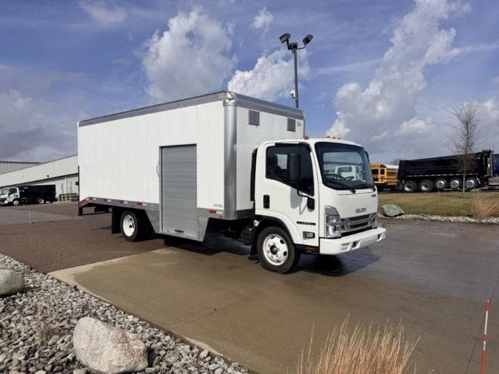 2026 Isuzu NPR — photo 4