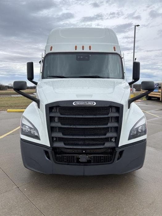 2023 Freightliner Cascadia — photo 3