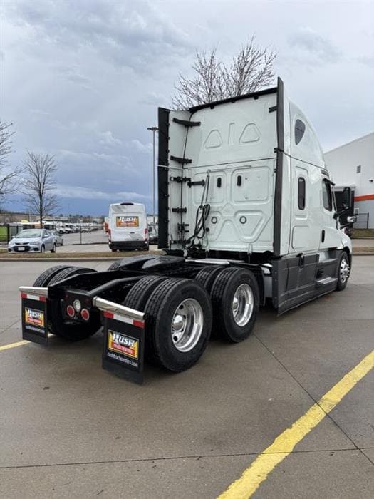 2023 Freightliner Cascadia — photo 6