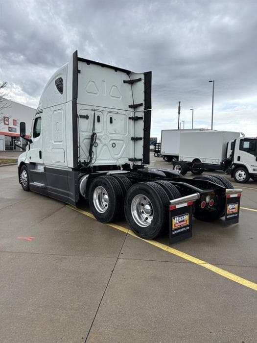 2023 Freightliner Cascadia — photo 8