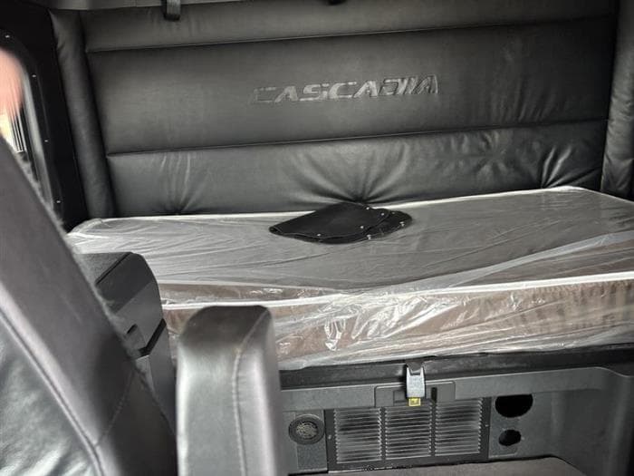 2023 Freightliner Cascadia — photo 13