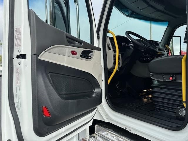 2027 Peterbilt 589 — photo 11