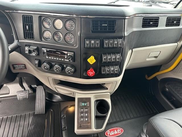 2027 Peterbilt 589 — photo 16
