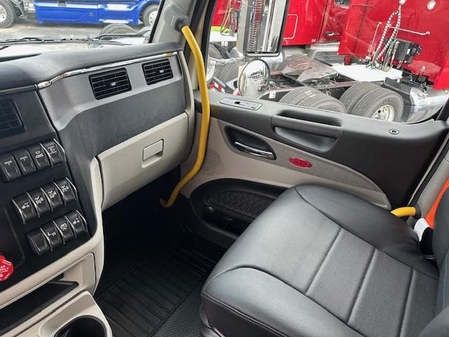 2027 Peterbilt 589 — photo 17