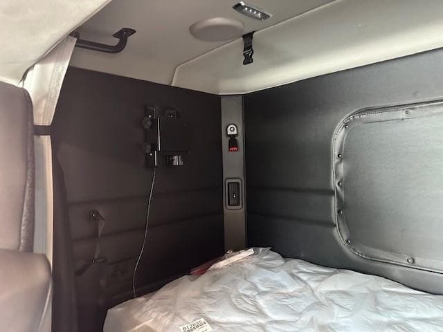 2027 Peterbilt 589 — photo 20