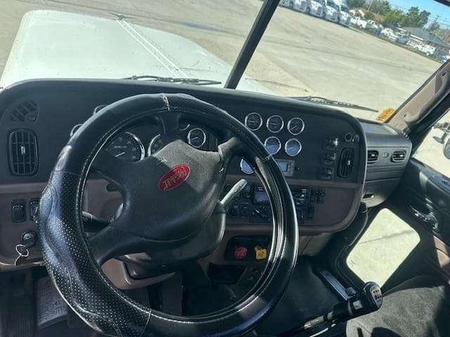 2020 Peterbilt 579 — photo 2